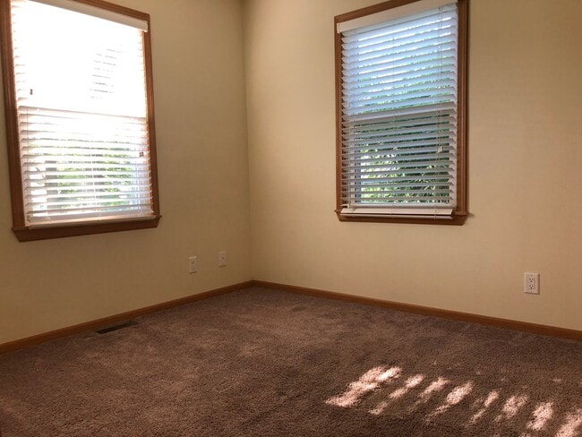 Building Photo - Awesome 2 bedroom 1 bath with basement, fe...