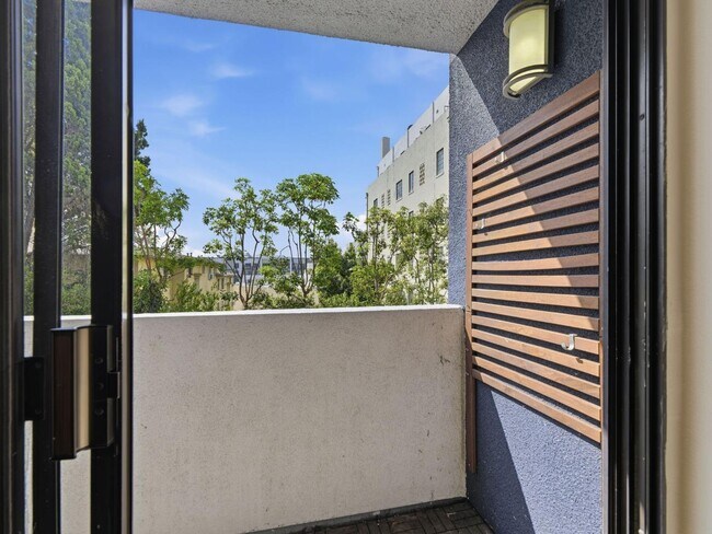 Building Photo - 1940 Highland Oaks Dr