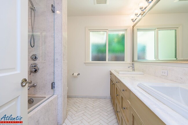 Building Photo - Stunning & Remodeled Home | Desirable Sara...