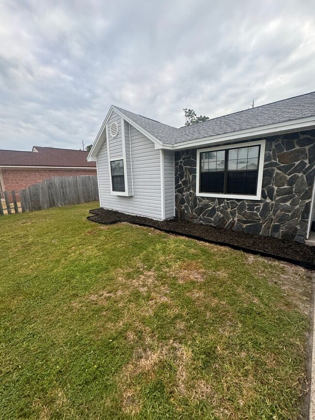 Building Photo - Price Drop! Great 3 Bedroom Home! 25% off ...