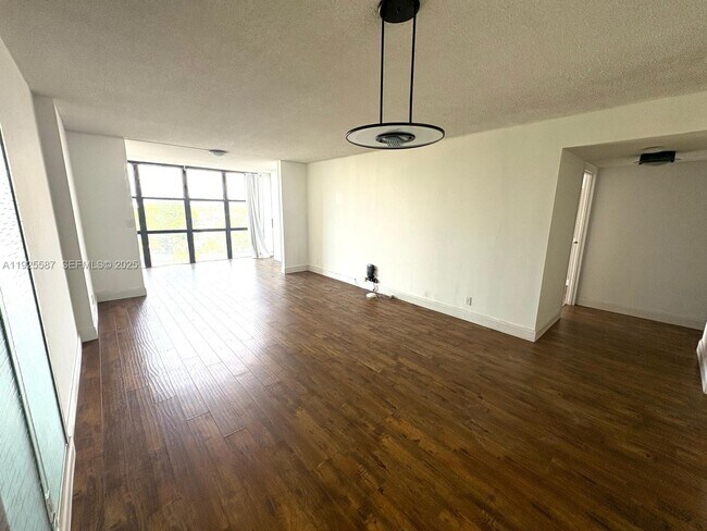 Building Photo - 1000 Parkview Dr