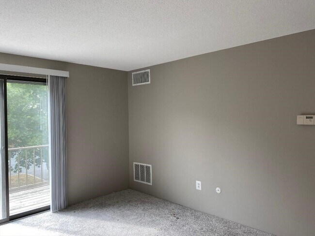 Building Photo - 8 Village Hill Ln