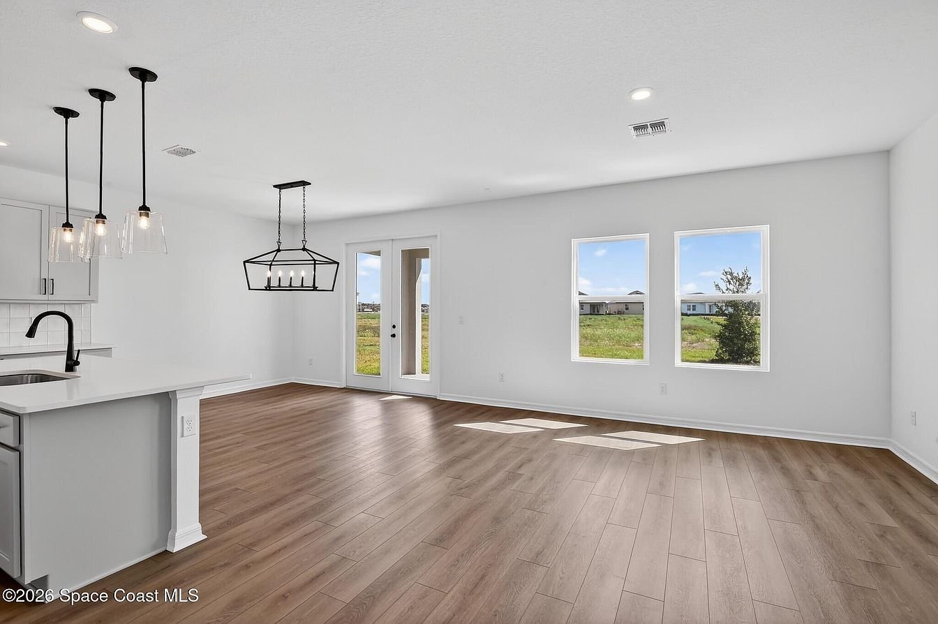 Building Photo - 1450 Victoria Blvd