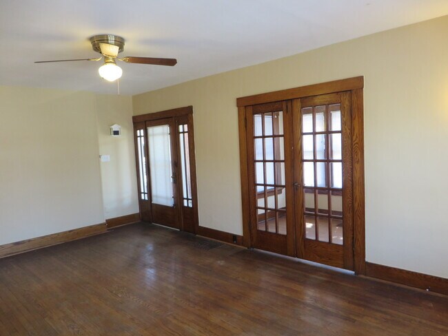 Building Photo - 826 Nuttman Ave