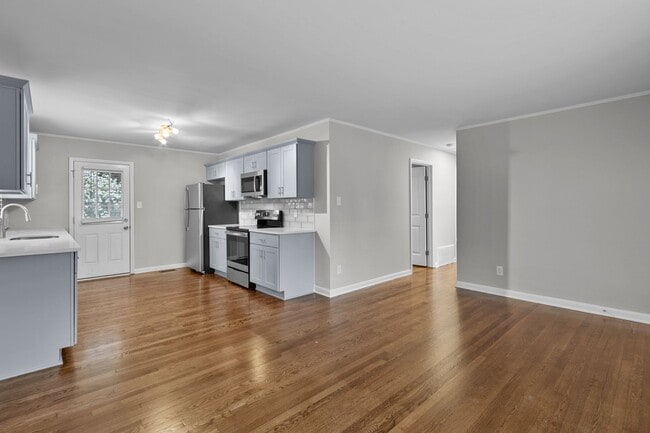 Building Photo - Comfort, Convenience & Value - Charming, Renovated Home!! EARN $ OFF YOUR RENT!!