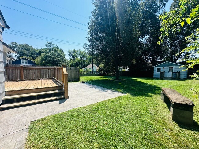 Building Photo - Urban setting w/ incredible fenced in back yard. 3 bed/2bath + detached office building
