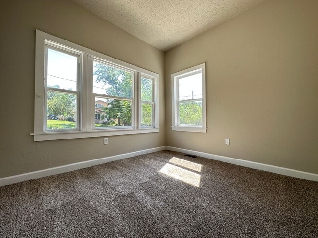 Building Photo - Updated 3 Bedroom 1,800 SQFT Home for Rent