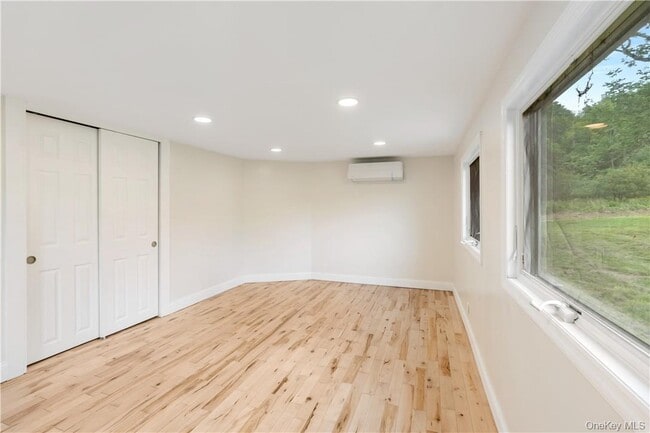 Building Photo - 1667 Shandelee Rd