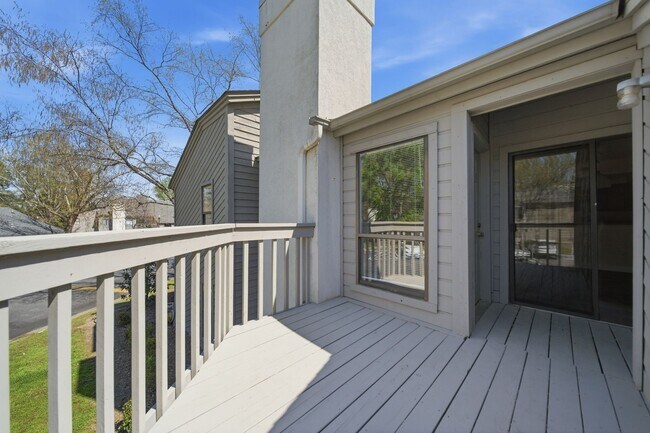 Building Photo - 2 Bedroom Condo in Deerwood Knoll