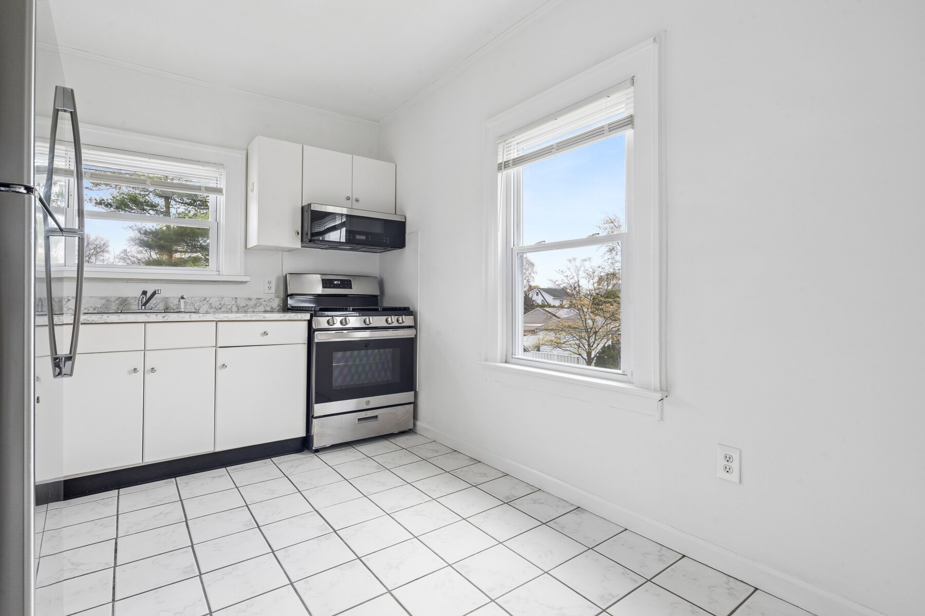 Building Photo - 37 2nd Ave