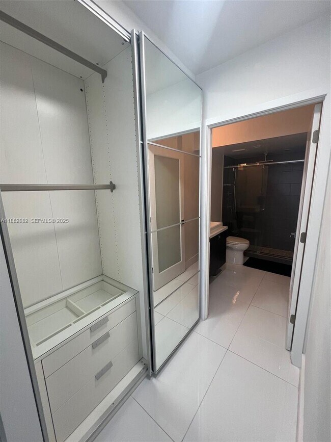 Building Photo - 100 Lincoln Rd