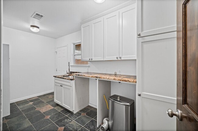 Building Photo - 1526 Adkins Rd