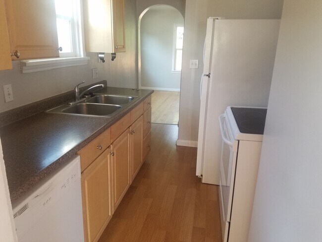 Building Photo - Charming Main level apartment