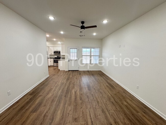 Building Photo - 565 Fernwood Dr