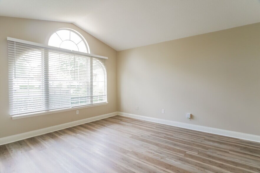Building Photo - 1129 Sandlake Rd