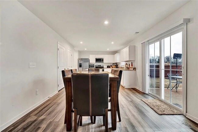 Building Photo - 5 Bedrooms 2.5 Bedrooms