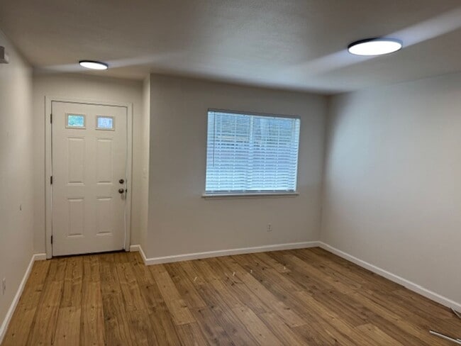 Building Photo - COMING SOON - 3 BEDROOM TOWNHOME W/ GARAGE- FRESH PAINT AND NEW FLOORING