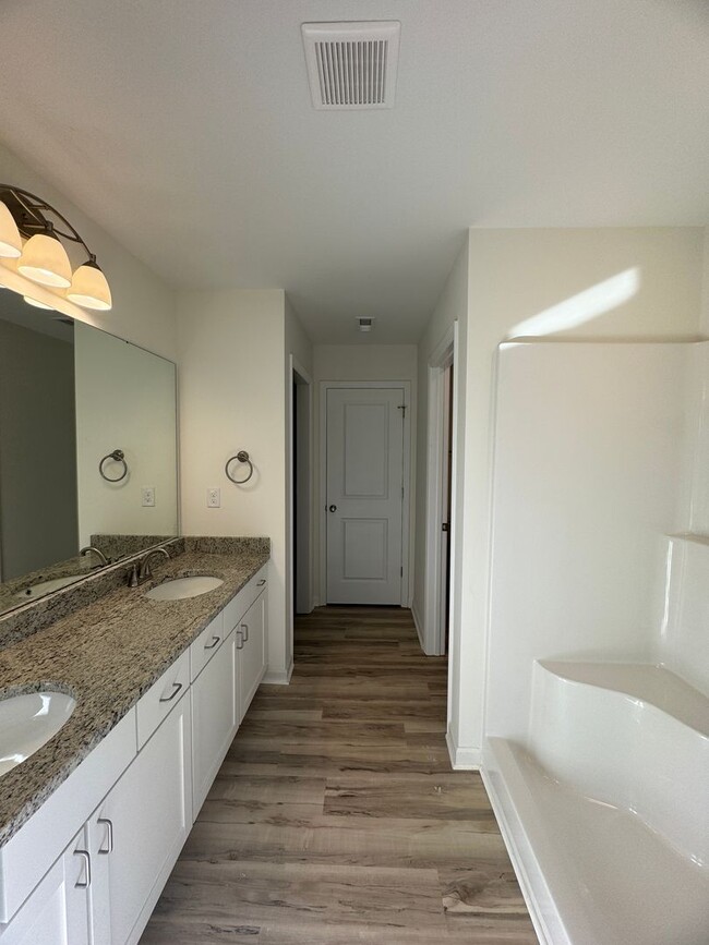 Building Photo - 4 Bedrooms! 1st Month's Rent Free!!