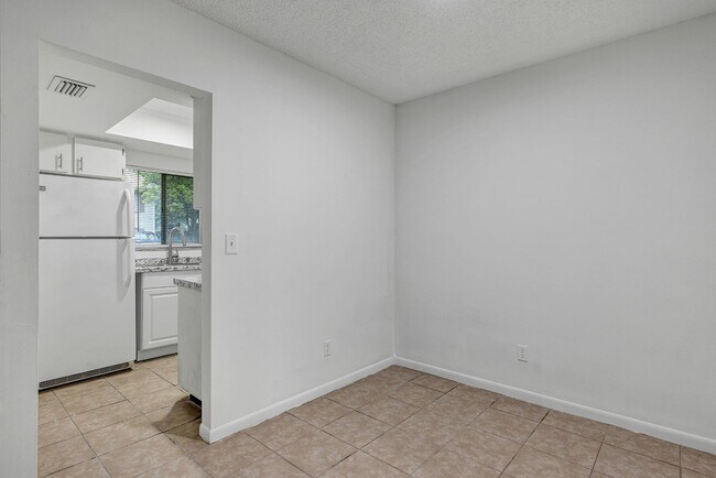 Building Photo - Charming One-Bedroom, One-Bath Retreat in Winter Haven with Modern Amenities