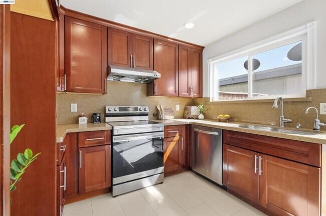 Building Photo - $3,150 / 2 BR - Updated Townhome in Prime Union City!
