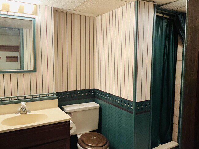Building Photo - "Charming 3-Bedroom Home with 2 Full Baths...