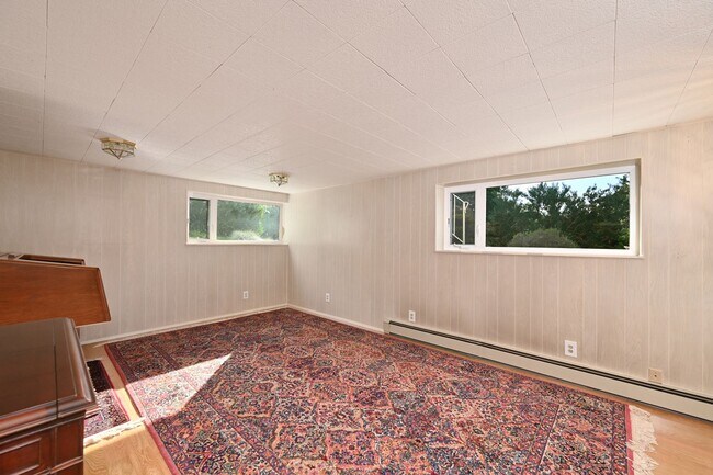 Building Photo - Spacious 4BR/2 BA Home in Quiet North-End ...