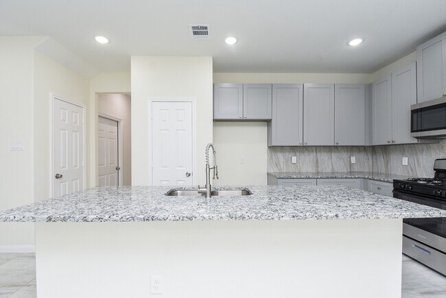 Building Photo - 2807 Topiary Ln