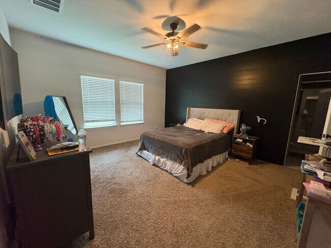 Building Photo - 4 bedroom 3 bath