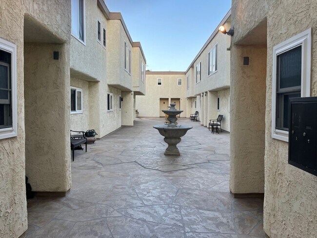 Building Photo - 323 S Broadway