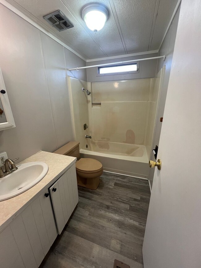 Building Photo - Large Three Bedroom In Chubbuck