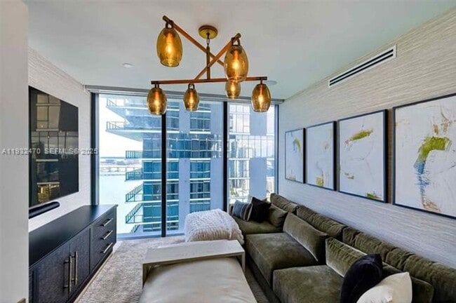 Building Photo - 700 NE 24th St