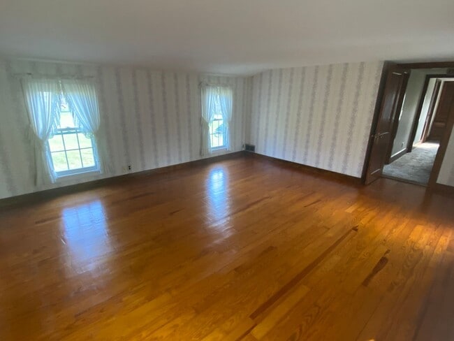 Building Photo - Authentic 3 bedroom New England Colonial! ...