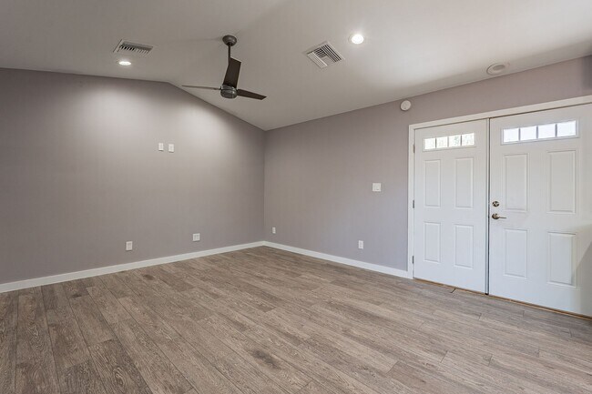 Building Photo - Spacious studio with just what you need!