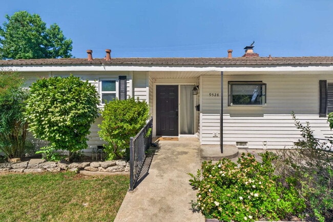Building Photo - Spacious 4-Bed Oasis with 2 Full Baths