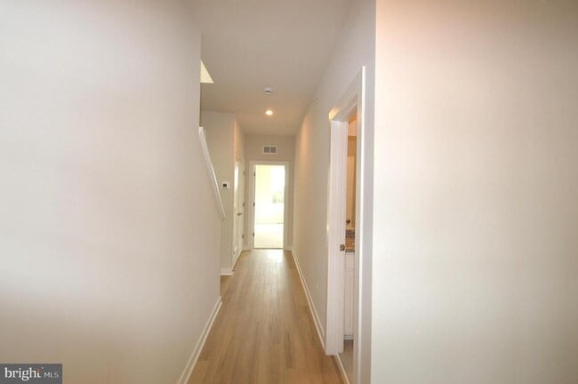Building Photo - 43795 Middleway Ter