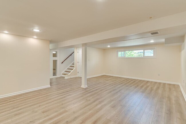 Building Photo - Charming 3+ BR single family home available now