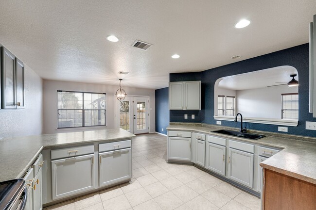 Building Photo - Charming & Spacious 3/2.5 in Mesa Creek JU...