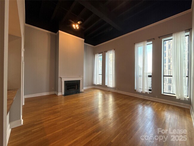 Building Photo - 127 N Tryon St