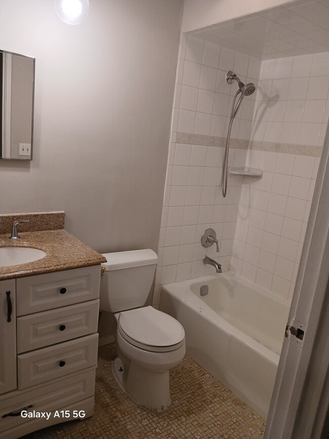 Building Photo - 11 Parkside Ct