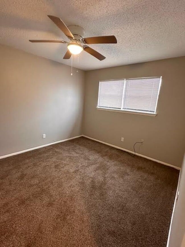 Building Photo - 111 Lindenwood Ln W