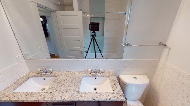 Building Photo - Recently updated Jefferson Park home with ...