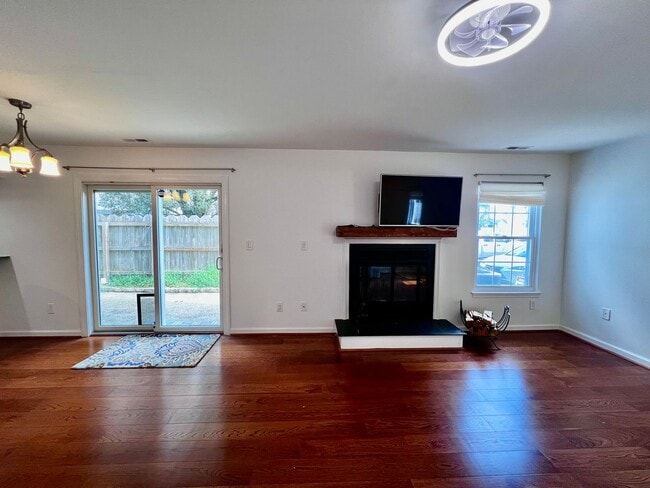 Building Photo - Gorgeous end unit condo