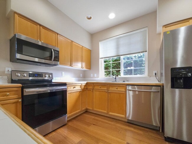 Building Photo - Comfortable 3-Bed End Unit Townhome Near F...