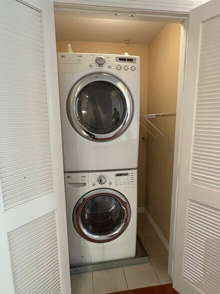 Stackable Washer/Dryer - 4050 Glencoe Ave