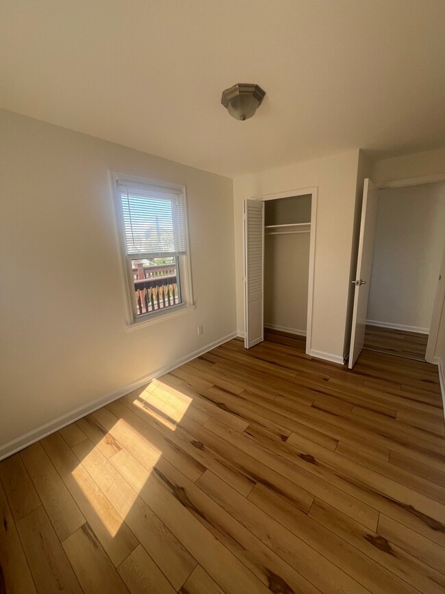 Building Photo - 3 Laura St