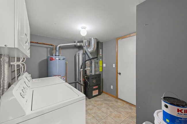 Building Photo - 14215 S Longview Ln