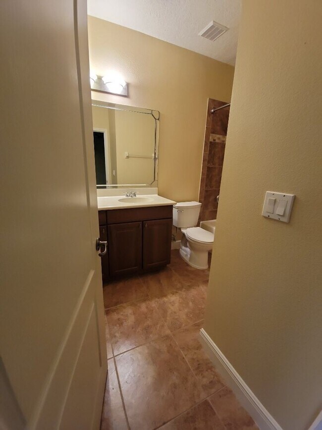 Building Photo - 3 Bedroom / 3 Bathroom - Tidelands