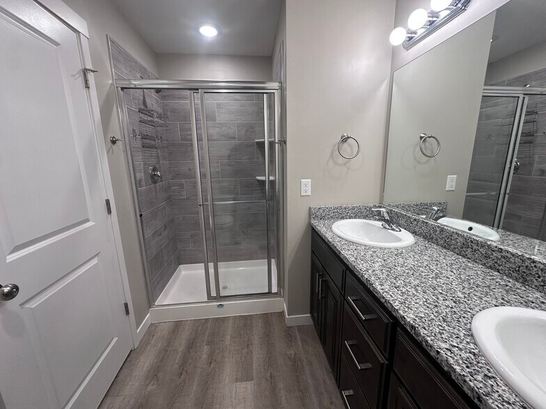 Building Photo - 550 Trails End