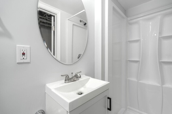 Building Photo - Newly Renovated 5BR/2BA Row home