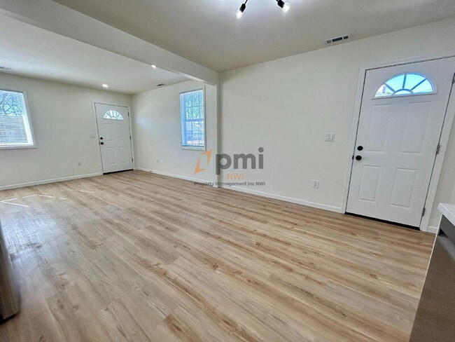 Building Photo - 2909 Oakdale Ave